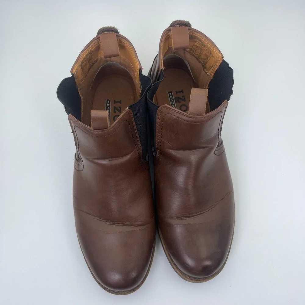 IZOD Lucas Pull-On Chelsea Boots Men's Size 10M Brown Memory Foam Chukka Comfort